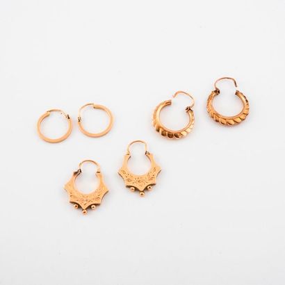 null Set of three pairs of yellow gold creoles (750) 

Total weight: 3.8 g.