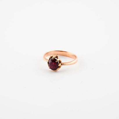 Yellow gold ring (375) holding a faceted...