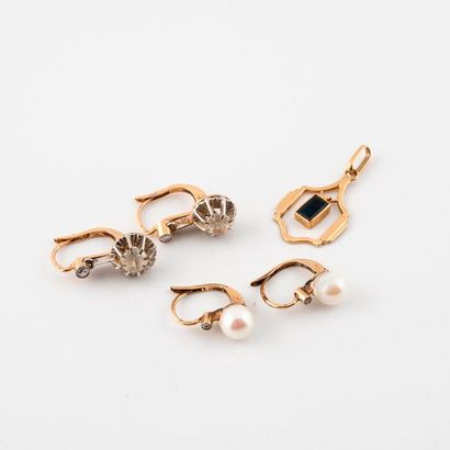 Jewellery in yellow gold (750) : 
- Two pairs...