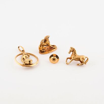 null Lot de deux petits pendentifs et un pin's en or jaune (750), figurant un cheval,...