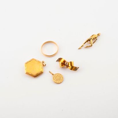 null Lot de quatre bijoux en or jaune (750) :

- Broche noeud ornée de petites perles...