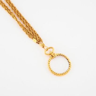 CHANEL 
Long necklace in gilded metal with two rows of fancy mesh holding a magnifying...