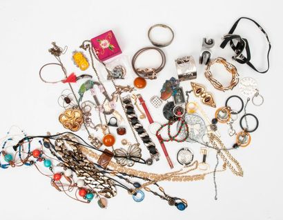 Lot de bijoux fantaisie comprenant : colliers,...