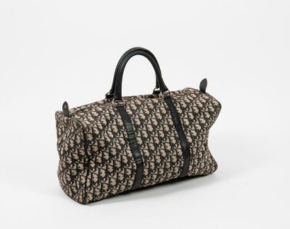 Christian Dior, 
Petit sac de voyage en toile monogrammée oblique noir et cuir.
Long....