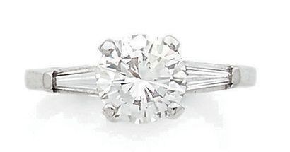 null Bague solitaire en platine (850) centrée d'un diamant taille brillant en serti...