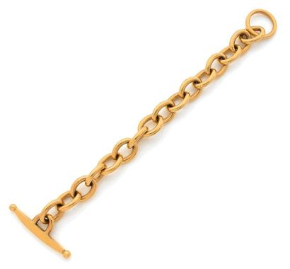 null Important yellow gold (750) bracelet with oval links.
Stick clasp, finished...