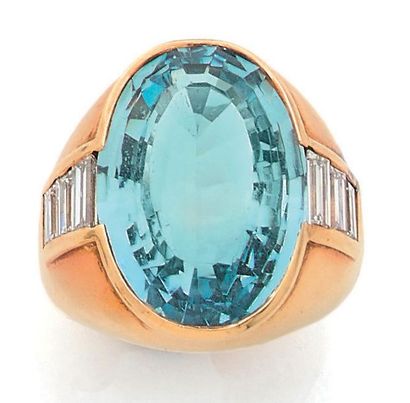 null An important signet ring in yellow gold (750) adorned with a facetted oval aquamarine...