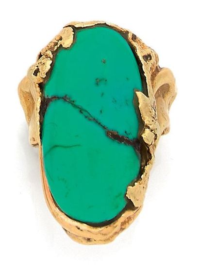 Roland SCHAD, Paris Important ring in textured yellow gold (750) holding an oval...