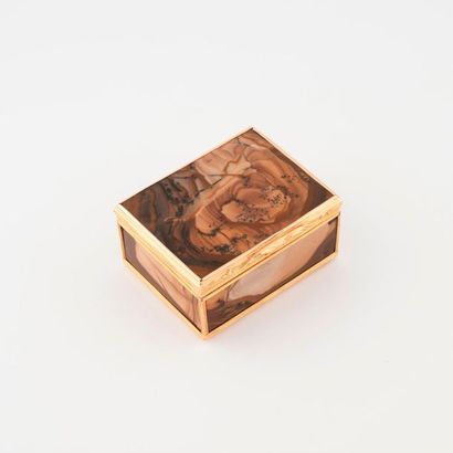 null 
Small rectangular cage-mounted snuffbox in yellow gold (750) with wavy mouldings,...