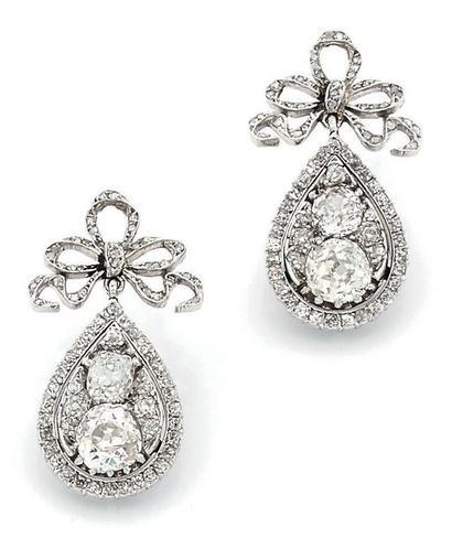 null Pair of earrings in white gold (750) and platinum (850) with a ribbon bow motif...