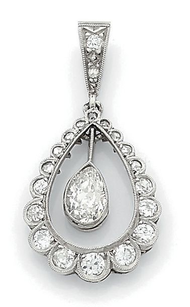 null Pendentif goutte en platine (850) centré d'un diamant taille poire ancienne...