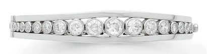 null Bracelet jonc ouvrant ajouré en or gris (750), centré d'une ligne de diamants...
