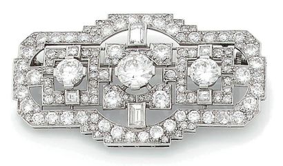 null Broche plaque en platine (850) à décor géométrique ajouré orné de trois diamants...