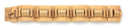 null Bracelet type Tank en or jaune (750) formé de six maillons rectangulaires articulés...