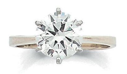 null Bague solitaire en or gris (750) et platine (850) ornée d'un diamant demi-taille...