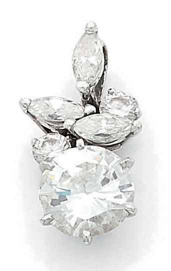 null Pendentif en or gris (750) et platine (850), la bélière formée de diamants tailles...
