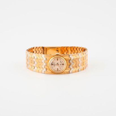 LA MARTINE 
Montre bracelet de dame en or de trois tons (750).
Boîtier rond intégré...