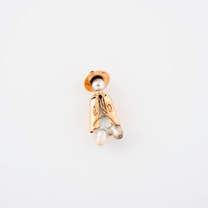 null Pendant in yellow gold (750) depicting a man with a cape and hat with a white...