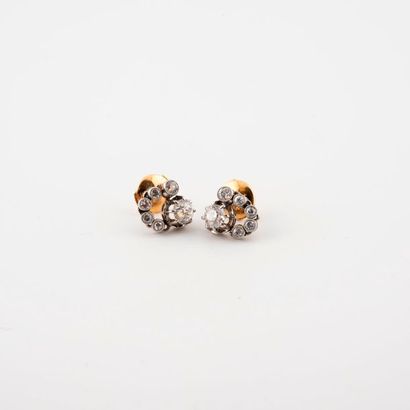 null Paire de clous d'oreilles en or jaune (750) et platine (850) ornées d'un diamant...