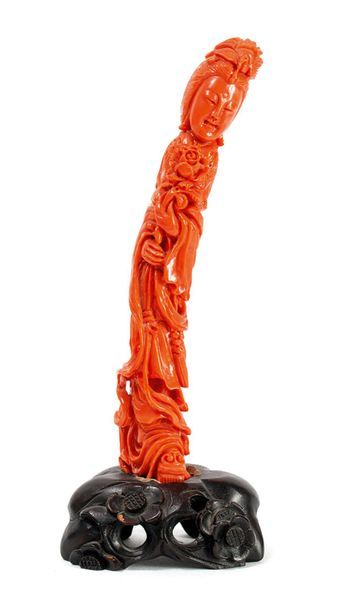 CHINE, première moitié du XXème siècle 
Statuette en corail orangé figurant une femme...