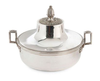 FRANCE, premier tiers du XIXème siècle 
Covered vegetable dish, circular, silver...