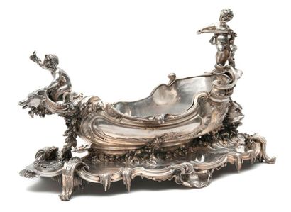 FRANCE, fin du XIXème siècle 
Important centrepiece in cast and chased silver (950)...