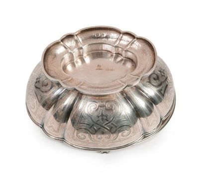 RUSSIE, milieu du XIXème siècle 
Sugar bowl with poly-lobed handle on a silver ribbed...