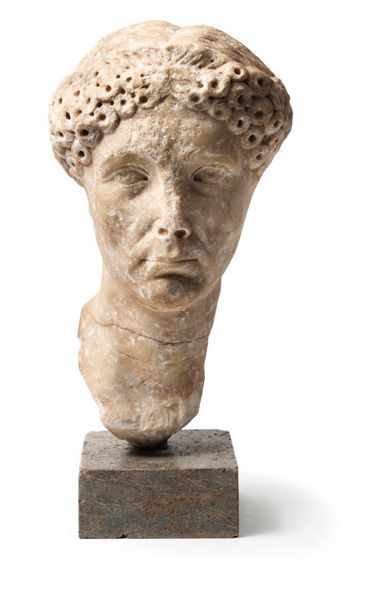 ART ROMAIN, Ier siècle 
Tête féminine en léger trois-quarts droit représentant une...