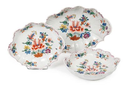 DOCCIA Three oval stewpots with contoured rim in porcelain with polychrome tulipano...