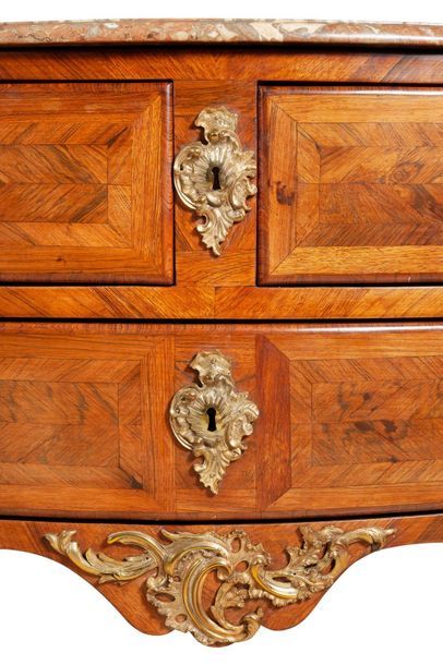 null COMMODE ROYALE DU CHÂTEAU DE LA MUETTE En placage de palissandre, de forme mouvementée,...