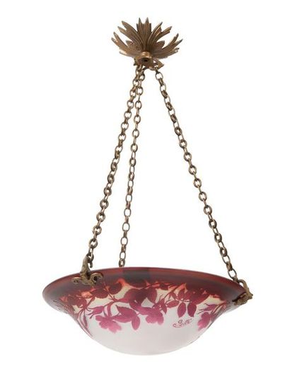 ÉTABLISSEMENTS GALLÉ Circular bowl suspension.
Proof in burgundy and pink multilayer...