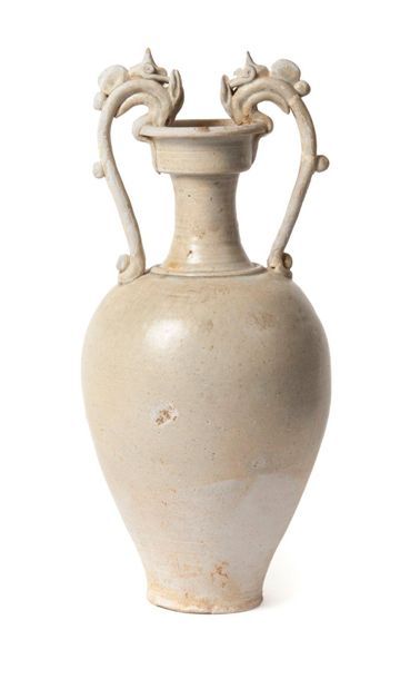 CHINE - Epoque TANG (618-907) 
Urne en grès émaillé gris, deux anses en forme de...