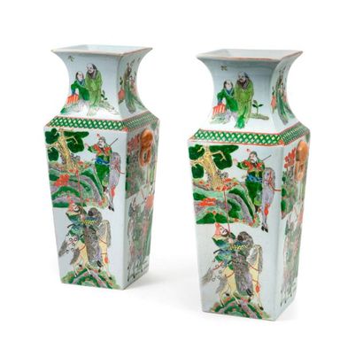 CHINE, XXème siècle 
Paire de vases en porcelaine de section carrée à décor polychrome...