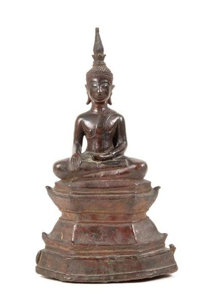 LAOS - XVIIIème siècle 
Statuette de bouddha en bronze à patine brune, assis en padmasana...
