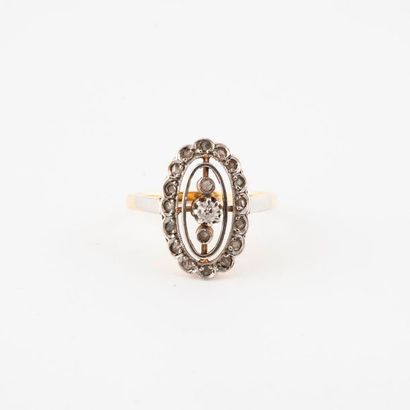 null Small ring in yellow and white gold (750) with an openwork oval plate adorned...