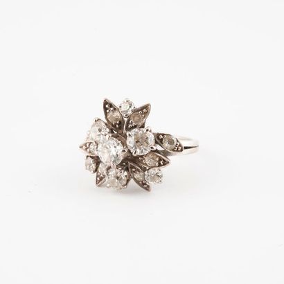 null Bague de forme fleur en or gris (750) ornée de diamants de tailles ancienne,...