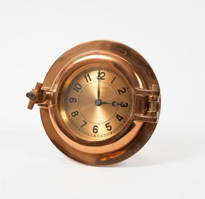 JAEGER LECOULTRE pour HERMES, Hublot 

Desk clock in gilded brass. 

Dial with gilded...