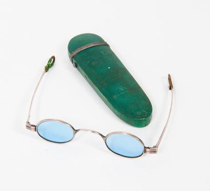 null 
ANGLETERRE, XIXème siècle

Paire de lunettes en argent (min. 800) aux branches...