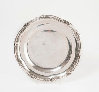 null 
Circular tray in silver (950) with curved edges and foliage decoration.

Minerva...