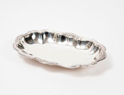 null Silver (950) oval presentation dish with curved edges, model fillets and foliated...