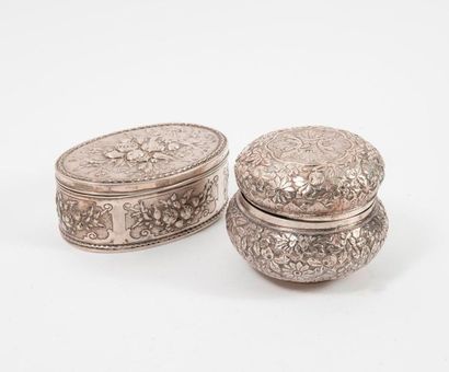 null 
Two boxes:

- one silver round (800) with a domed shape, with embossed decoration...