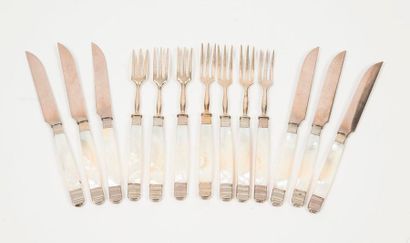 null Twelve pieces of cutlery with metal insert and mother-of-pearl handle. 

Scratches,...
