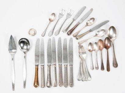 CHRISTOFLE 
CHRISTOFLE,

Lot of mismatched silver plated metal including :

- seven...