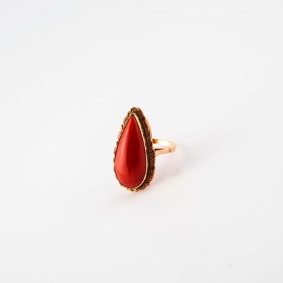 Yellow gold ring (750) with a red drop coral...