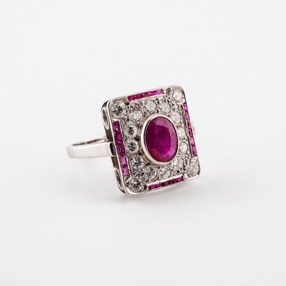 null White gold ring (750) with a rectangular bezel centered by a faceted oval ruby...