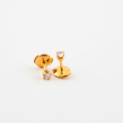 null Paire de clous d'oreilles en or jaune (750) ornés de diamants taille brillant...