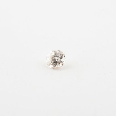 null Diamant taille ancienne sur papier.

Poids : 0,37 carat.

Egrisures, choc.