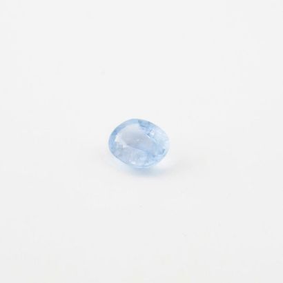 null Saphir clair de taille ovale facettée de 3,08 carats. 