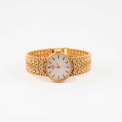 LONGINES 

Lady's bracelet watch in yellow gold (750).

Oval case.

Dial with cream...