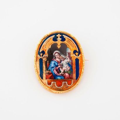 null Broche ovale en or jaune (750) à décor émaillé et gravé d'une Vierge à l'Enfant...